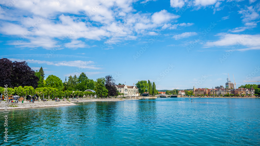 Konstanz Panoramablick am schönen Bodensee mit blauen Himmel und Sonnenschein 	