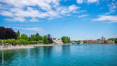 Konstanz Panoramablick am schönen Bodensee mit blauen Himmel und Sonnenschein 