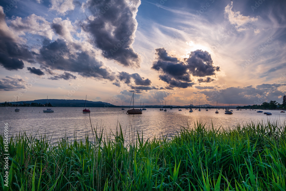 Traumhafter Sonnenuntergang im Sommer Allensbach am Bodensee mit Booten auf dem See