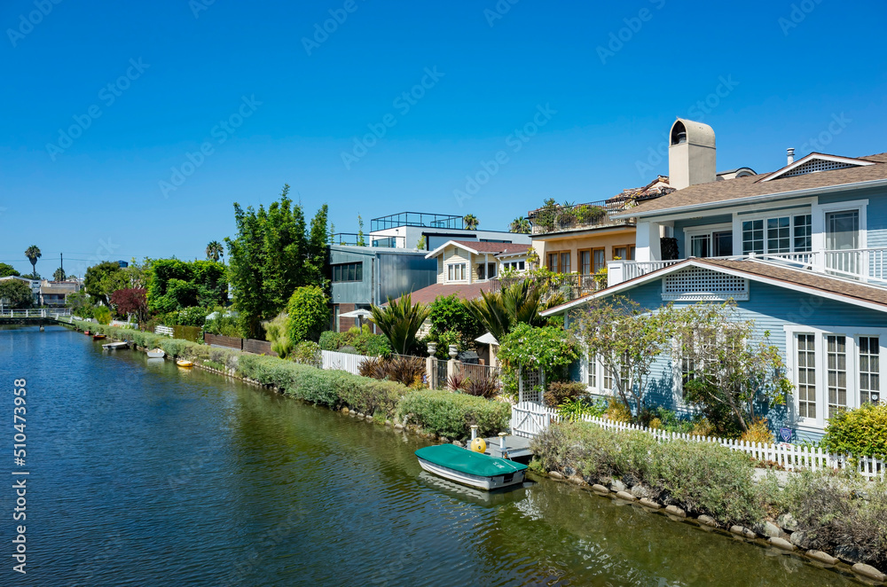 Fototapeta premium Sunny view of the landscape around the Venice Beach Canals