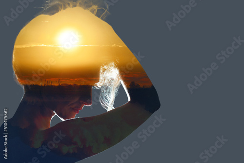 Retrato doble exposición silueta de mujer con puesta de sol, horizonte y nubes sobre la cabeza. Concepto viajes. Fotografía abstracta y artística sobre fondo neutro   photo