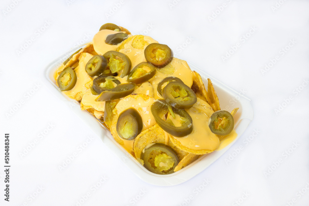 Nachos con queso amarillo y jalapeño