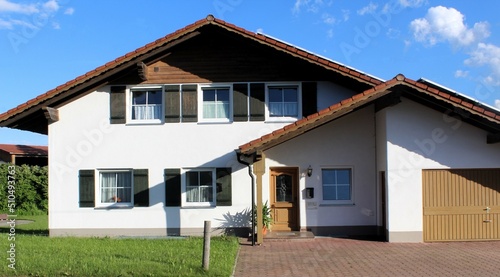 Einfamilienhaus mit Garage in ländlicher Umgebung, Allgäu, Bayern. photo