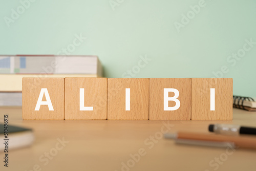 Tableau sur toile アリバイのイメージ｜「ALIBI」と書かれたブロックが置かれたデスク