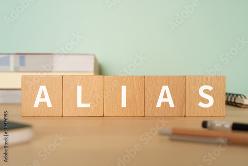 別名・エイリアスのイメージ｜「ALIAS」と書かれたブロックが置かれたデスク photo