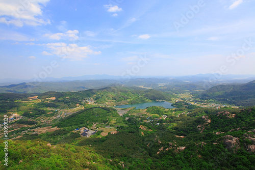 산에서 바라본 시골의 봄 풍경