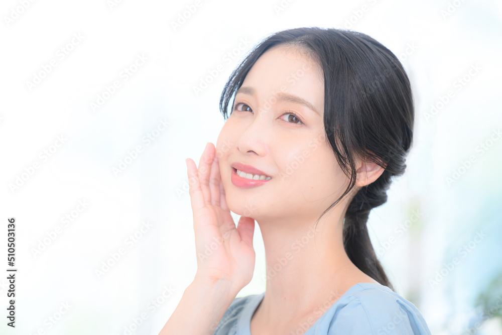 メインビジュアルにも!お肌を気にする女性 メインビジュアルにも!お肌を気にする女性