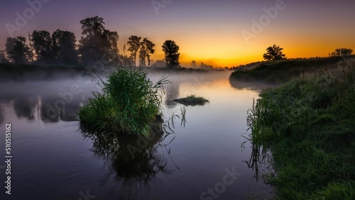 Fototapeta Naklejka Na Ścianę i Meble -  Poranne mgły przed wschodem słońca nad rzeką Wartą