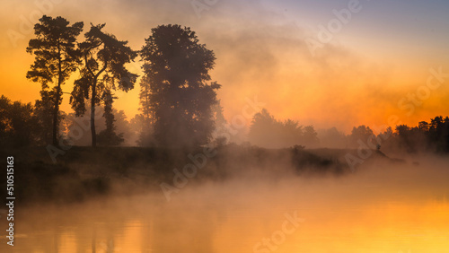 Fototapeta Naklejka Na Ścianę i Meble -  Poranne mgły przed wschodem słońca nad rzeką Wartą