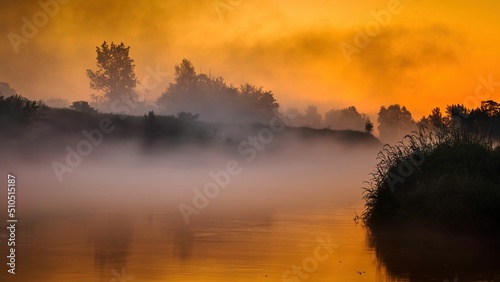 Poranne mgły przed wschodem słońca nad rzeką Wartą