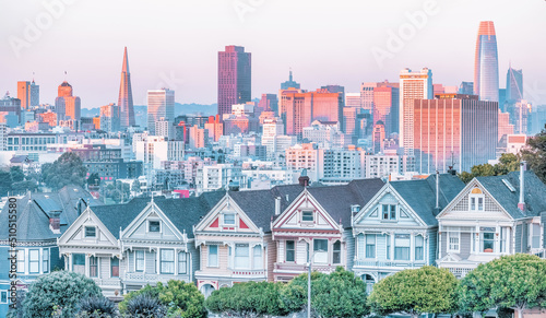 Painted Ladies Victorian houses in Alamo Square and a view of the San Francisco skyline and skyscrapers. Photo processed in pastel colors © Volodymyr