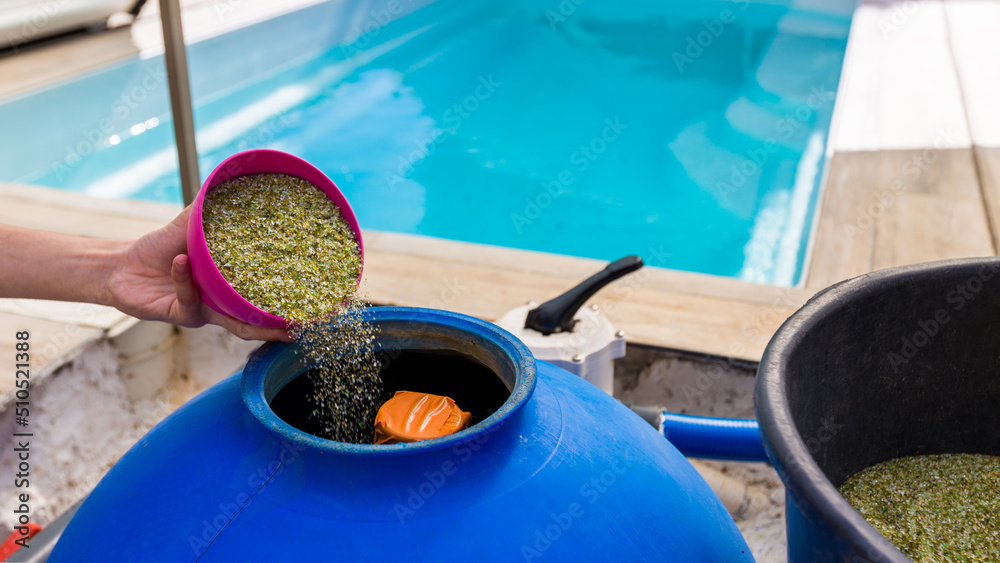 sable de verre versé dans le filtre de piscine Stock Photo | Adobe Stock