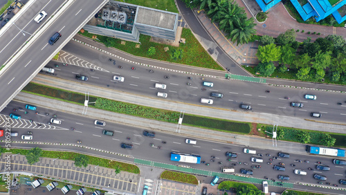 Foto Top down view of road traffic in the heart of Jakarta business district along th