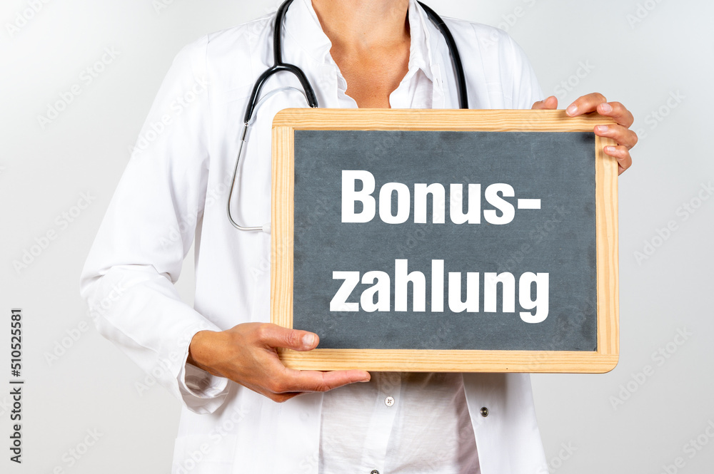 Ärztin mit einer Tafel auf der Bonus Zahlung steht Ärztin mit einer Tafel auf der Bonus Zahlung steht