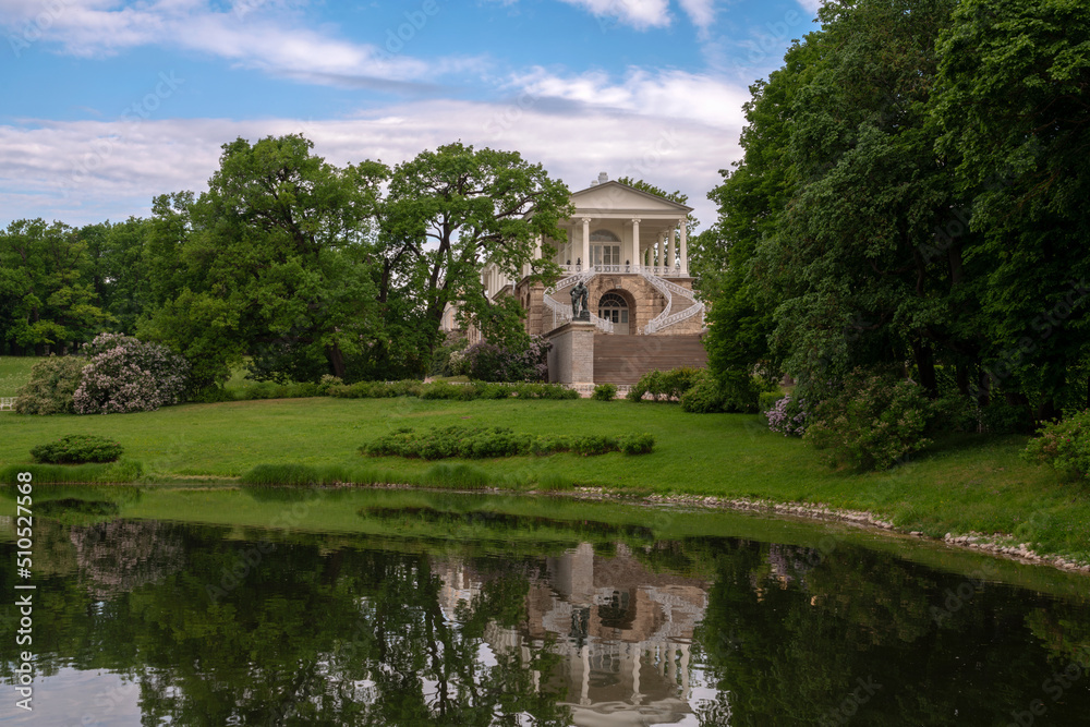Fototapeta premium View of the Cameron Gallery on the shore of Large Pond in Catherine Park in Tsarskoye Selo on a sunny summer day, Pushkin, St. Petersburg, Russia
