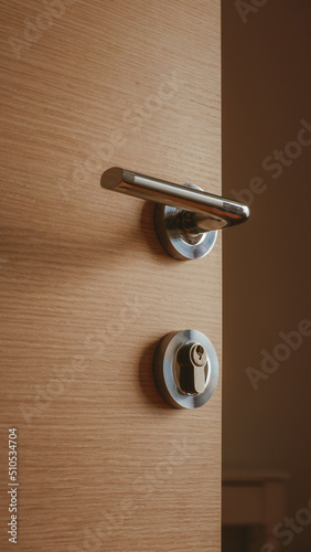 Cuadro en lienzo Modern metallic door handle on medium density fiberboard bedroom door
