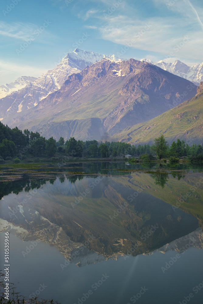 Naklejka premium Summer morning view of snow-capped mountains with reflection in Sissu near Manali, India