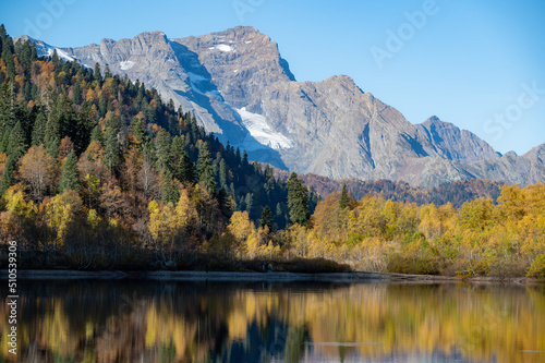 Fototapeta Naklejka Na Ścianę i Meble -  autumn in the mountains lake