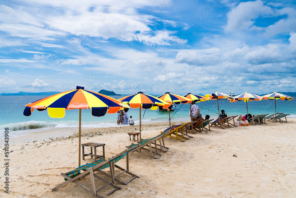 Fototapeta premium Khai Nok island is one of the most famous island in Thailand .Crystal clear water and white sand beach.