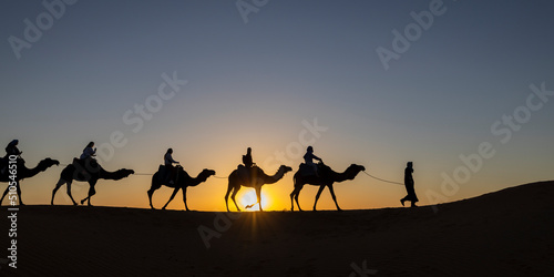 Caravana de camellos en el desierto del Sahara. Merzouga  Marruecos.