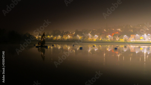 Obraz na płótnie city by the lake w salonie