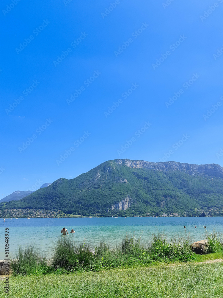 lac d'Annecy avec ciel bleu, montagnes en arrière-plan