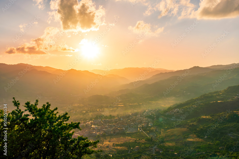 Obraz premium picturesque highland landscape with amazing view from mountain with green branches and leaves on sides