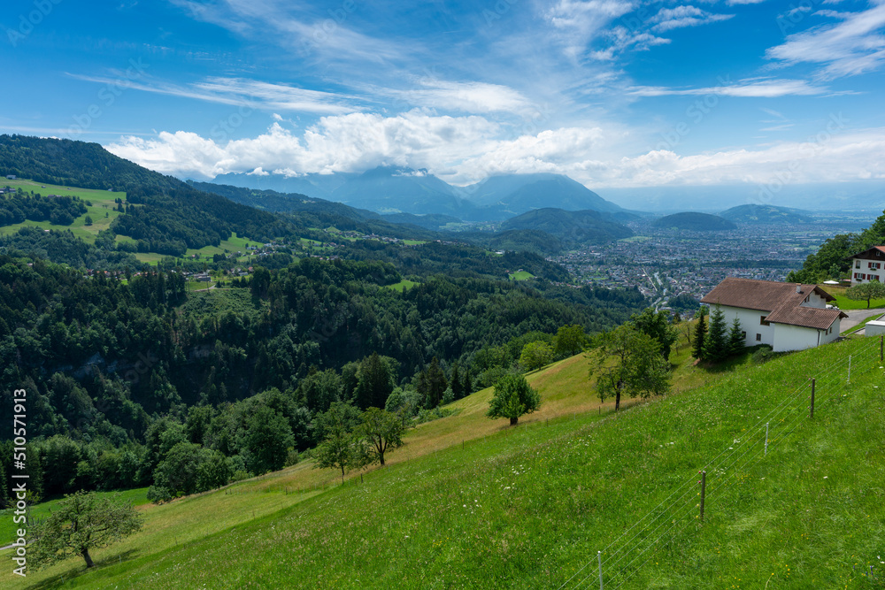Panorama vom Rheintal mit Rankweil und Feldkirch von Viktorsberg aus. sonnige Aussicht über Dörfer, Wiesen, Wälder, Hügel und Berge