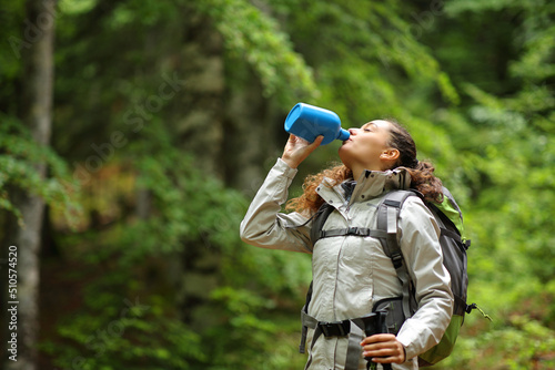 Tableau sur toile Trekker drinking water from canteen in a forest