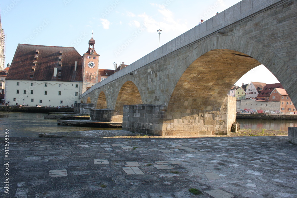 Steinerne Brücke Regensburg von der Seite 