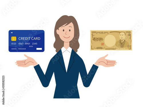 クレジットカードと現金を比較するビジネスウーマン