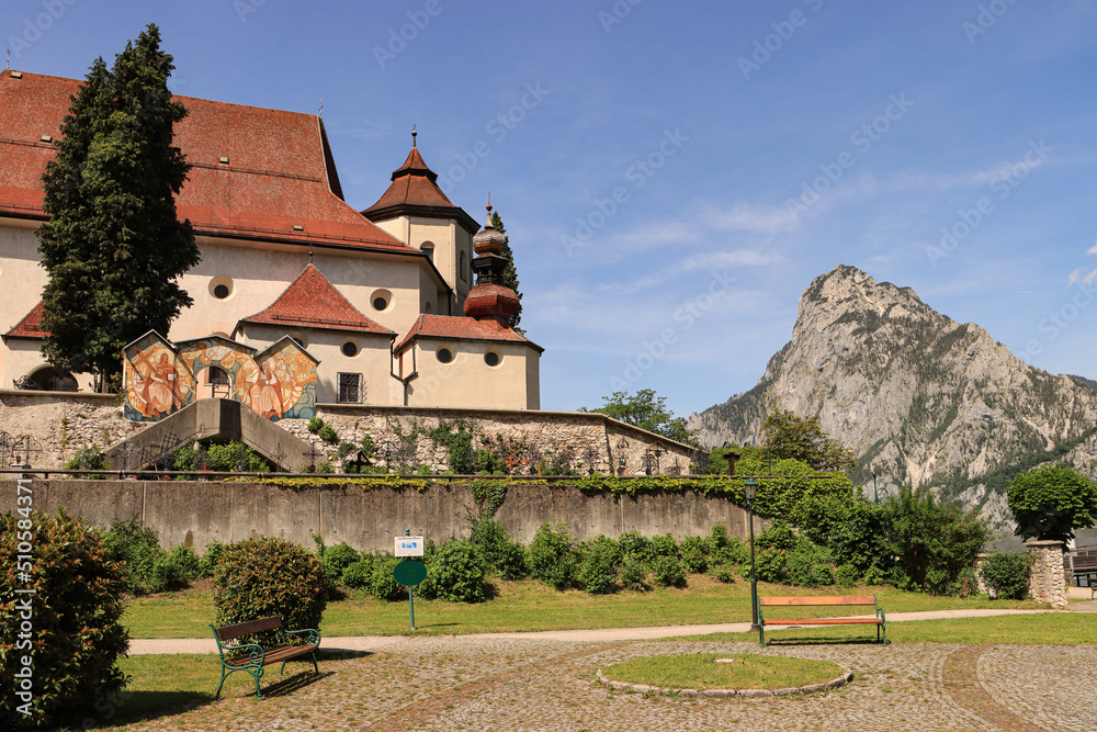 Naklejka premium Traunkirchen; Kirche Maria Krönung und Traunstein am Traunsee