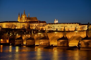 Acrylglasbilder Karlsbrücke Karlsbrücke nachts beleuchtet in Prag  © Mathias