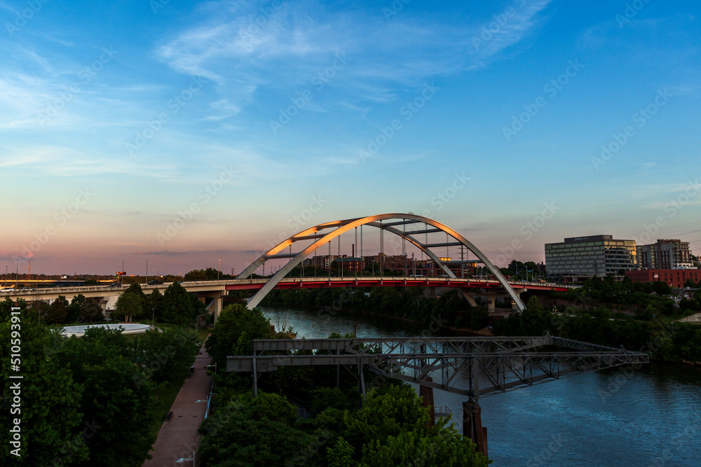 Obraz premium Korean Veterans Memorial Bridge spanning over the Cumberland River in Nashville, Tennessee.. Photographer Derek Broussard
