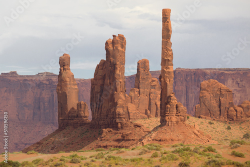 Obraz na płótnie Totem Pole and Yei Bi Chei Spires in Monument Valley w salonie