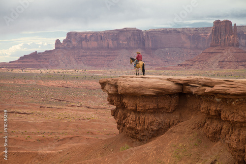 Obraz na płótnie Man on a Horse at John Ford Point in Monument Valley w salonie