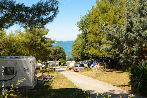 Fototapeta Naklejka Na Ścianę i Meble -  campeggio direttamente sul mare in istria a orsera