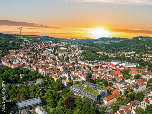 Blick über die Stadt Jena bei Sonnenuntergang