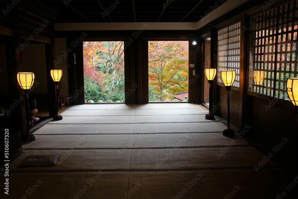 奥嵯峨の紅葉中の愛宕念仏寺の本堂