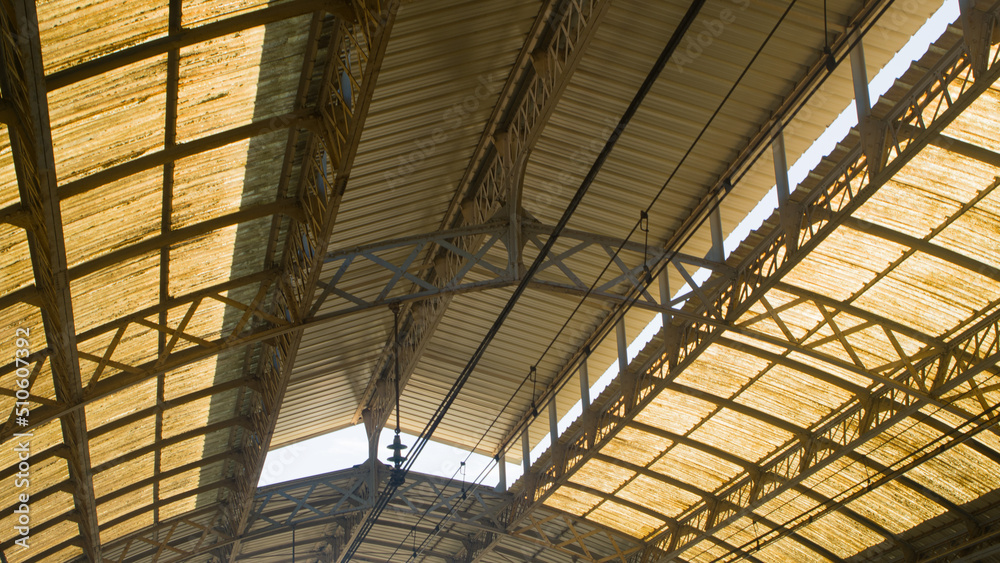 Structure métallique industrielle. Toit de gare ferroviaire.
plafond d'un vieille entrepôt 