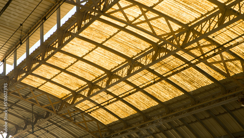 Structure métallique industrielle. Toit de gare ferroviaire. plafond d'un vieille entrepôt 