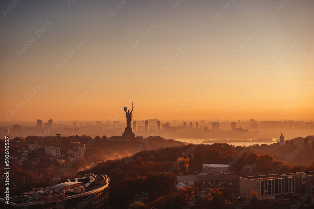 Ταπετσαρία Mother Motherland monument at sunset. In Kiev, Ukraine.