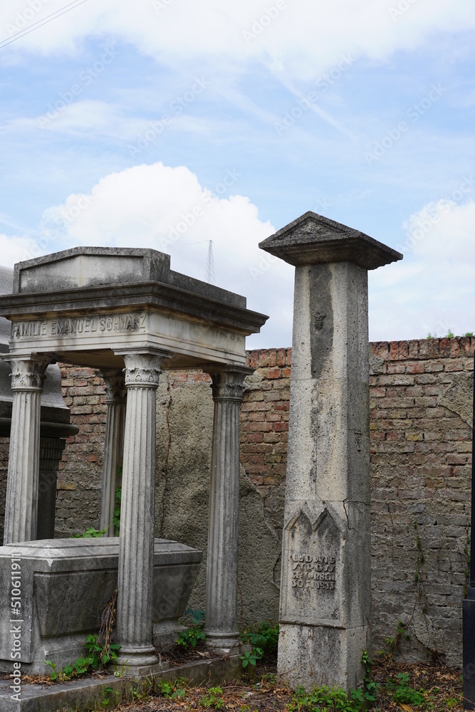 Jugendstilgrab auf dem Alten Jüdischen Friedhof am Wiener Zentralfriedhof in Simmering Jugendstilgrab auf dem Alten Jüdischen Friedhof am Wiener Zentralfriedhof in Simmering