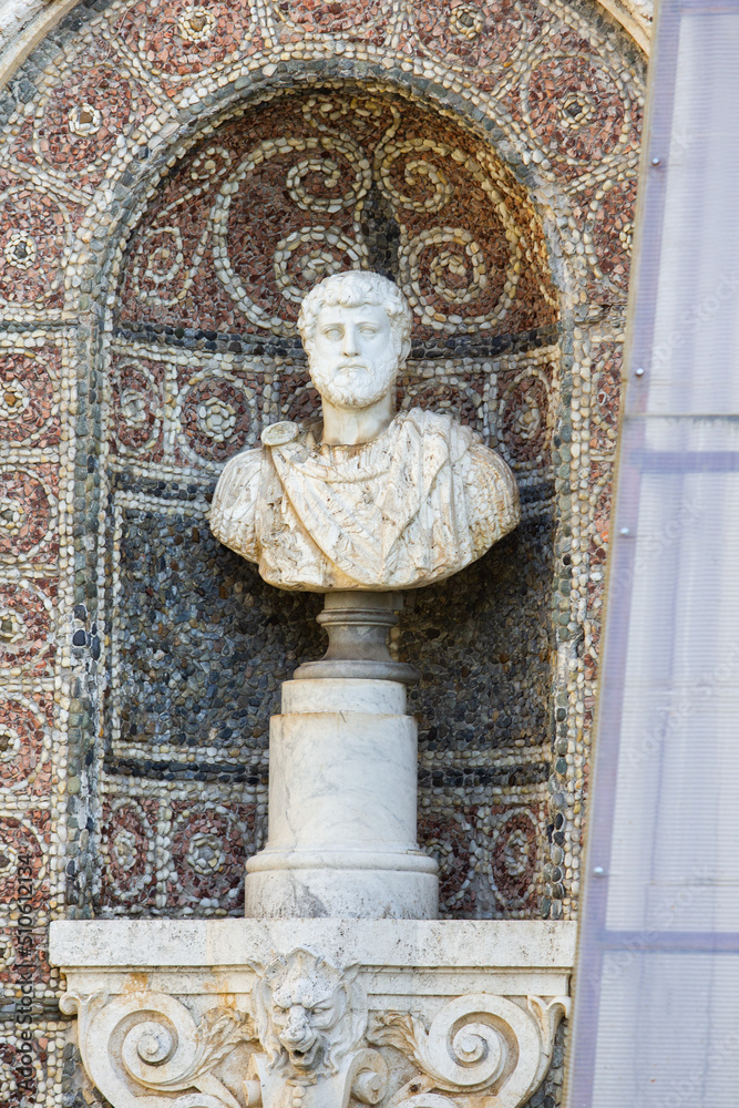 Obraz premium old classic romanian bust statue marble