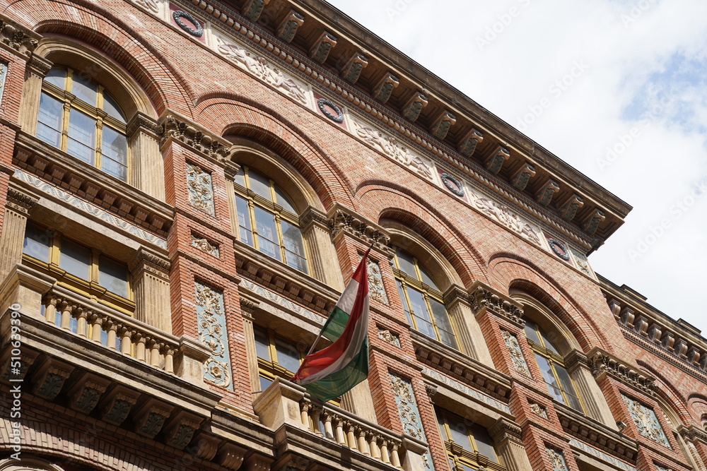 Historisches Gebäude mit der Fahne Ungarns in Budapest