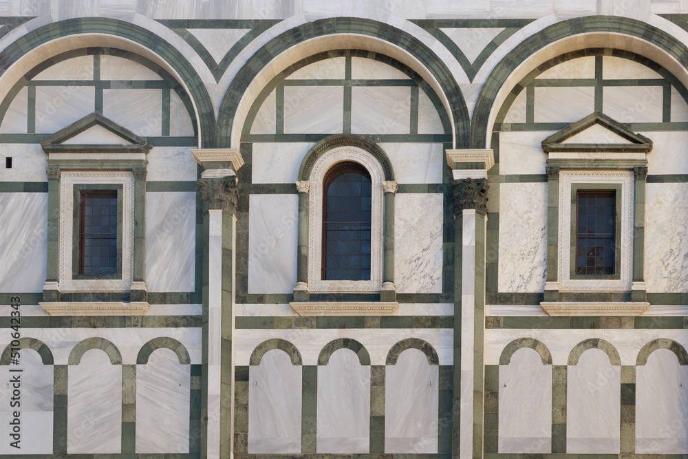 Particolare di archi, finestre e altre geometrie del battistero di Firenze