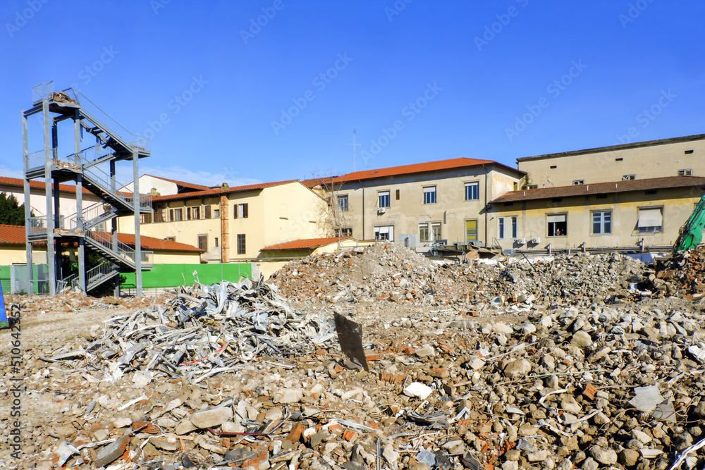 Fasi della demolizione di un palazzo con macerie