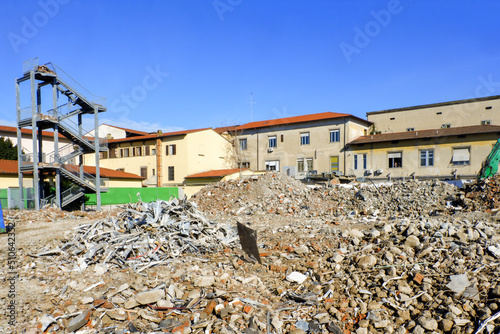 Fasi della demolizione di un palazzo con macerie