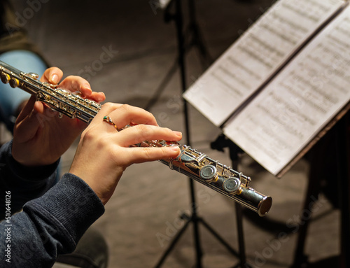 Foto playing the flute, close-up