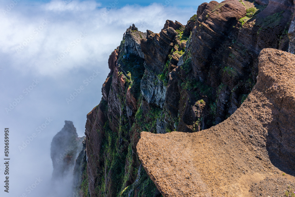 Madera szczyty w chmurach Pico Ruivo trail - obrazy, fototapety, plakaty 